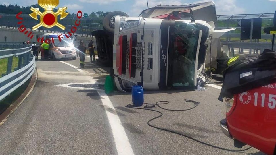 Tir si ribalta in Pedemontana Lomazzo, camionista ferito Tir si ribalta in Pedemontana Lomazzo, camionista ferito