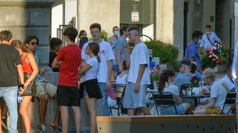 Mascherine, prime multe da 400 euro Controlli sempre più rigidi in centro Mascherine, prime multe da 400 euro Controlli sempre più rigidi in centro