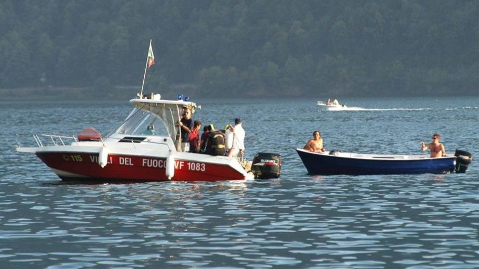 Ragazza di 11 anni dispersa nel lago In corso le ricerche dei sommozzatori Ragazza di 11 anni dispersa nel lago In corso le ricerche dei sommozzatori