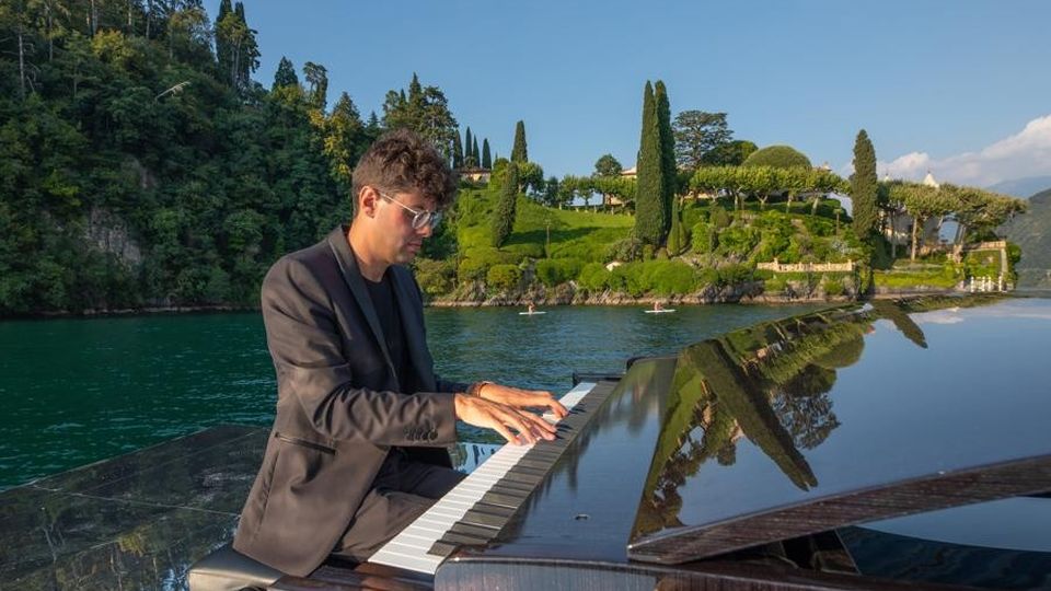 Sull’onda della musica con il pianista sul lago Sull’onda della musica con il pianista sul lago