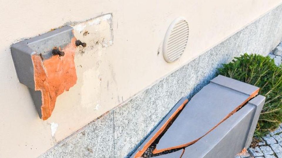Vandali in azione in piazza Volta E scatta la petizione anti movida Vandali in azione in piazza Volta E scatta la petizione anti movida