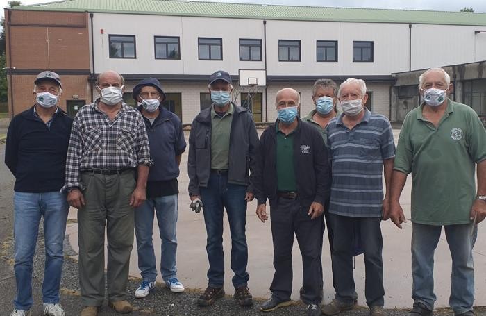Gli Alpini di Uggiate Trevano che hanno lavorato per portare i nuovi banchi nelle classi