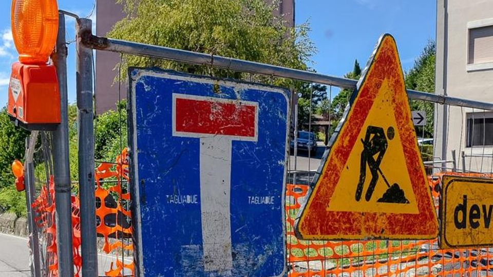 Como: strada chiusa per lavori ma il Comune non avvisa Albate, rabbia e proteste Como: strada chiusa per lavori ma il Comune non avvisa Albate, rabbia e proteste