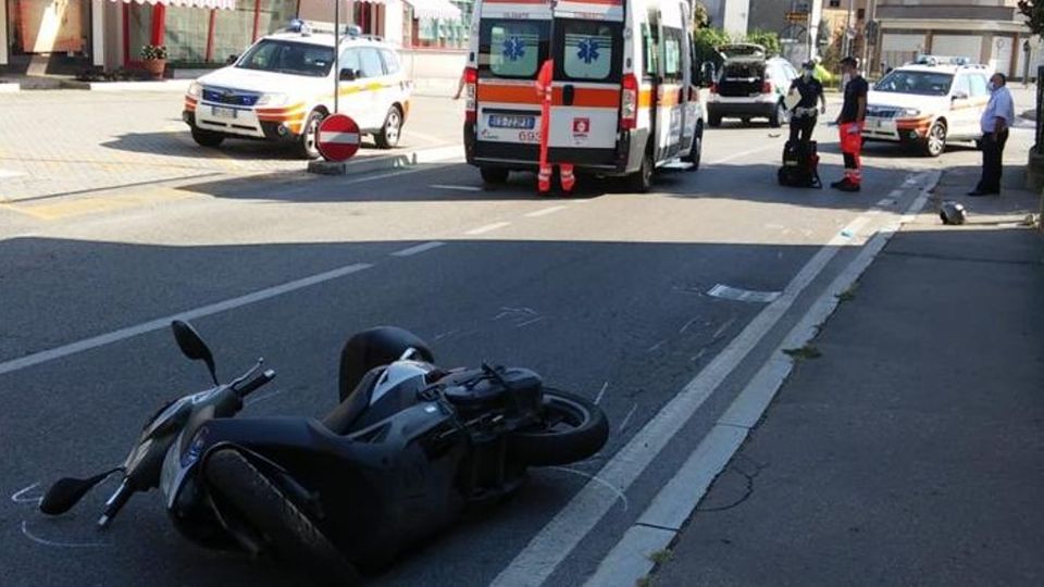 Incidente tra scooter e auto Ragazzo gravissimo a Olgiate Incidente tra scooter e auto Ragazzo gravissimo a Olgiate