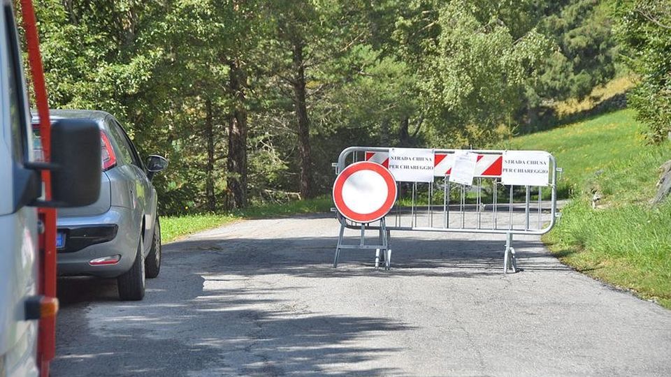 Chiareggio, strada riaperta Ma ai turisti non basta Chiareggio, strada riaperta Ma ai turisti non basta