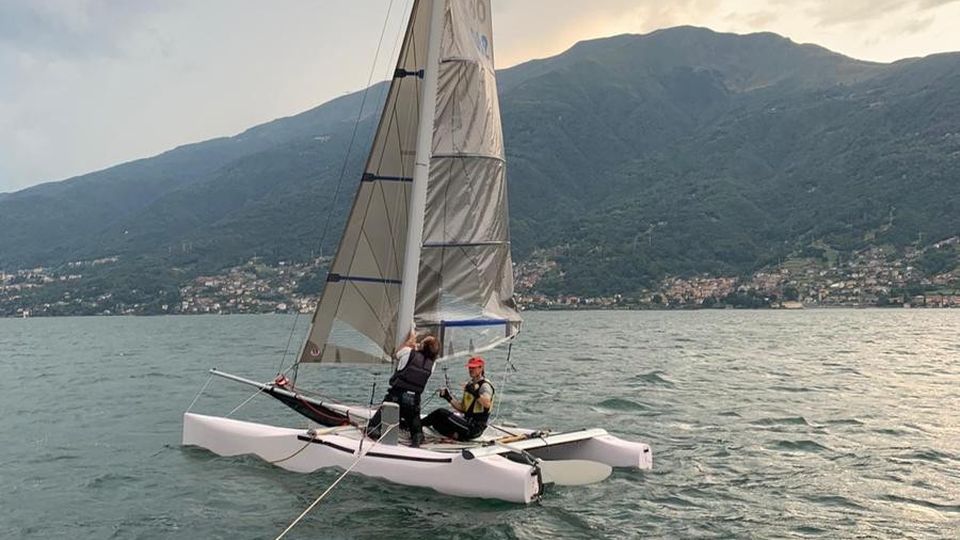 Dongo, sorpresi dal temporale I vigili del fuoco salvano due velisti Dongo, sorpresi dal temporale I vigili del fuoco salvano due velisti