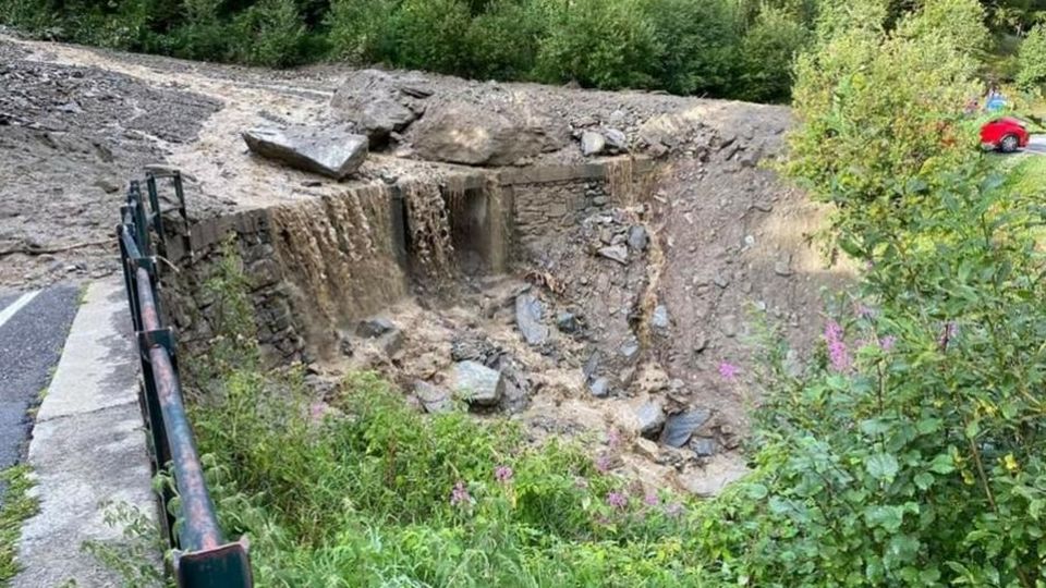 «Il bambino salvato da seggiolino e tetto Piangeva disperato» «Il bambino salvato da seggiolino e tetto Piangeva disperato»