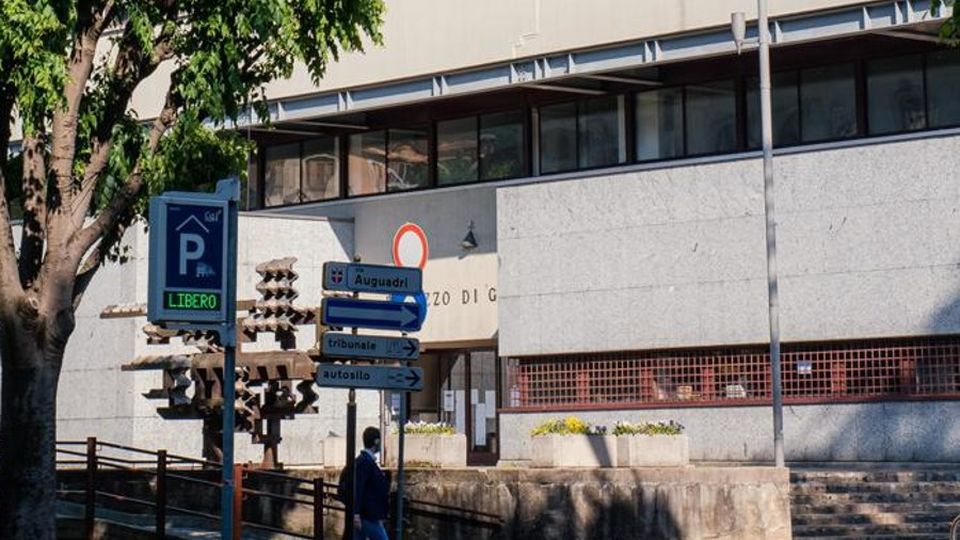 Papà abusava delle figlie, condannato a 8 anni e mezzo Papà abusava delle figlie, condannato a 8 anni e mezzo