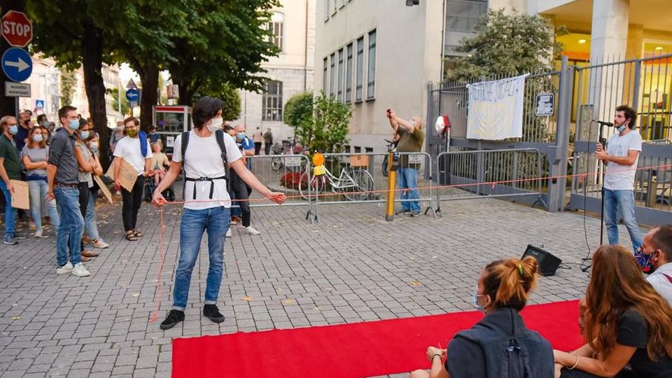 Como, Caso senzatetto Presidio fuori dal Comune: tappeto rosso e striscioni Como, Caso senzatetto Presidio fuori dal Comune: tappeto rosso e striscioni