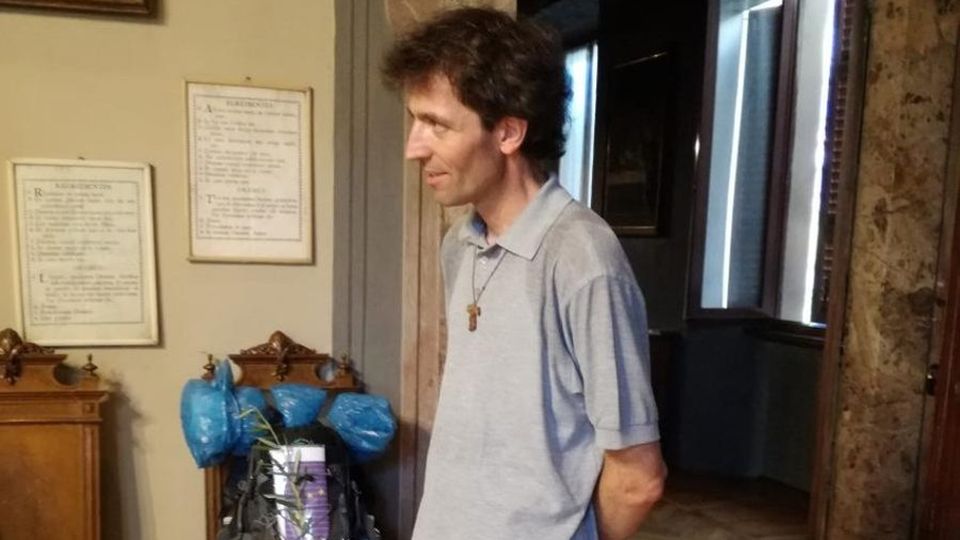 Como, il prete degli ultimi ucciso in piazza San Rocco Il colpevole si è costituito «Don Roberto come un padre» Como, il prete degli ultimi ucciso in piazza San Rocco Il colpevole si è costituito «Don Roberto come un padre»