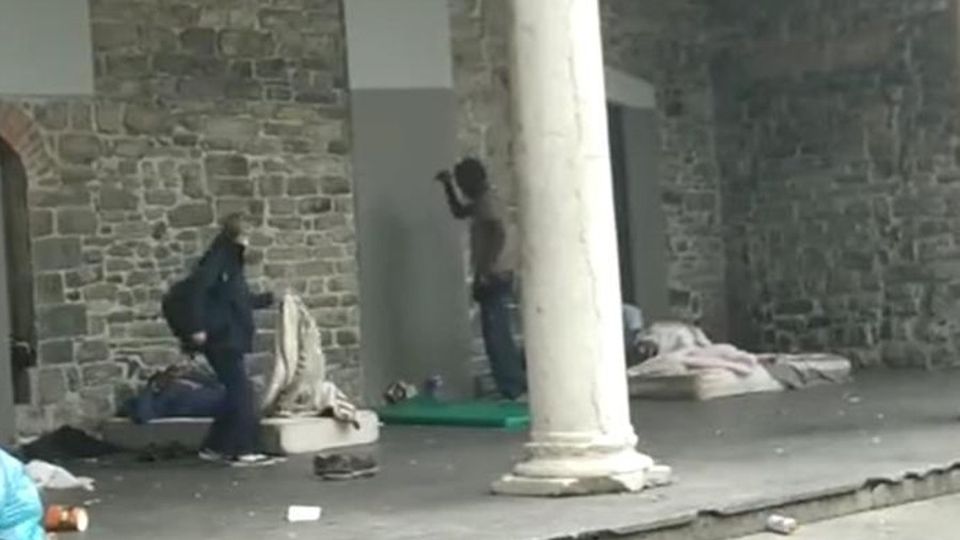 Como: via la coperta a un senzatetto Bufera sull’assessore Corengia Il Pd di Milano: «Si dimetta» Como: via la coperta a un senzatetto Bufera sull’assessore Corengia Il Pd di Milano: «Si dimetta»