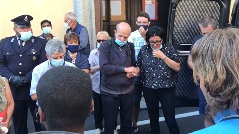 Don Roberto, la bara a San Rocco. Poi la partenza per la Valtellina ( video ) Don Roberto, la bara a San Rocco. Poi la partenza per la Valtellina ( video )