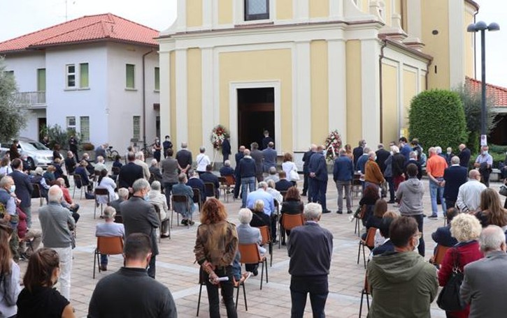 In tantissimi a Ronago per l’ultimo saluto a Russo