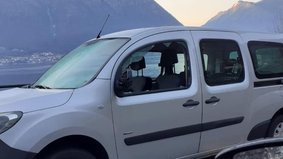 Sala Comacina, raid nella notte In frantumi i cristalli di 10 auto Sala Comacina, raid nella notte In frantumi i cristalli di 10 auto