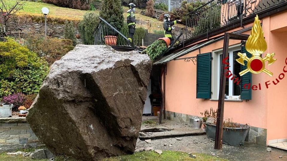 San Siro, masso contro casa Paura in località Mastena San Siro, masso contro casa Paura in località Mastena