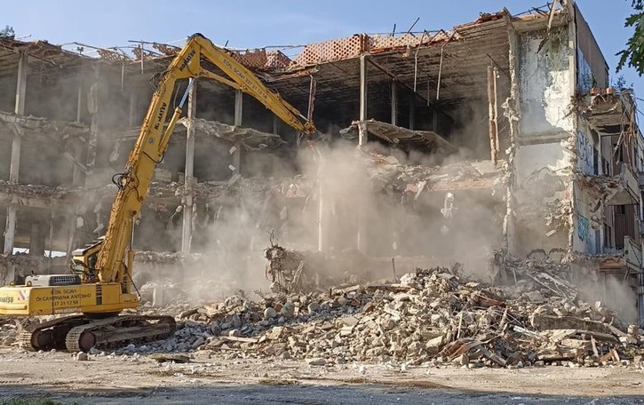 Abbattuto l’ecomostro di Turate «Dopo quarant’anni l’area torna a vivere»