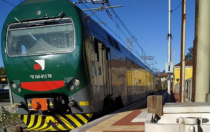 Baby gang a Lambrugo Ragazzino rapinato sul treno Poi botte al capotreno