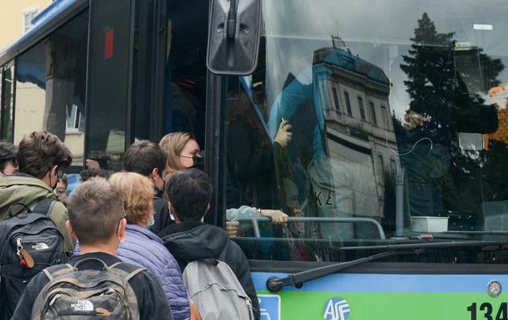 Bus (quasi) regolari ma studenti a piedi