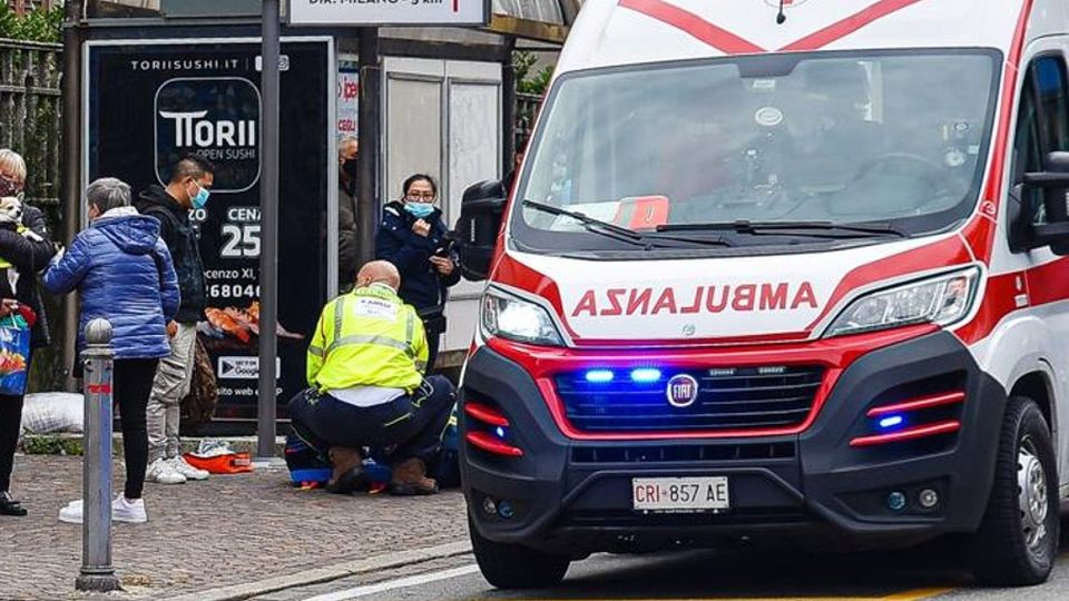 Como, malore alla fermata del bus Gravissimo un uomo di 41 anni Como, malore alla fermata del bus Gravissimo un uomo di 41 anni