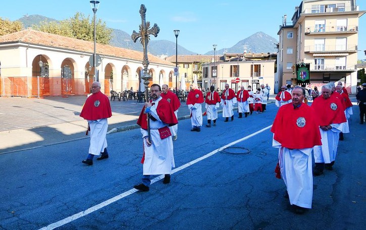 Erba, la processione del Masigott Don Bruno sacerdote da 50 anni