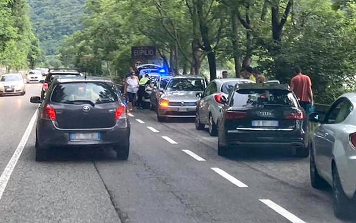 Longone al Segrino, ciclista ferito Paura sulla strada del lago