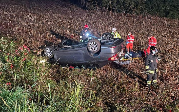 Lurago d’Erba, paura sulla Valassina Ferito e incastrato nell’auto ribaltata