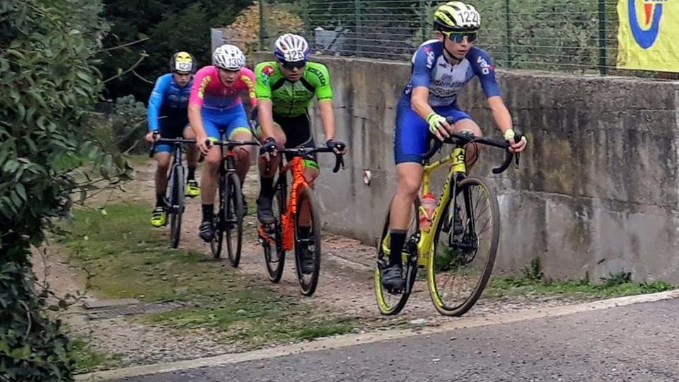 Sesana, bel colpo di coda Vittoria e maglia ad Angera Sesana, bel colpo di coda Vittoria e maglia ad Angera
