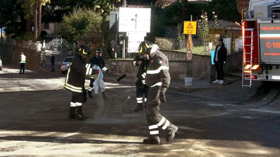 Si rompe il serbatoio Gasolio sulla strada Si rompe il serbatoio Gasolio sulla strada