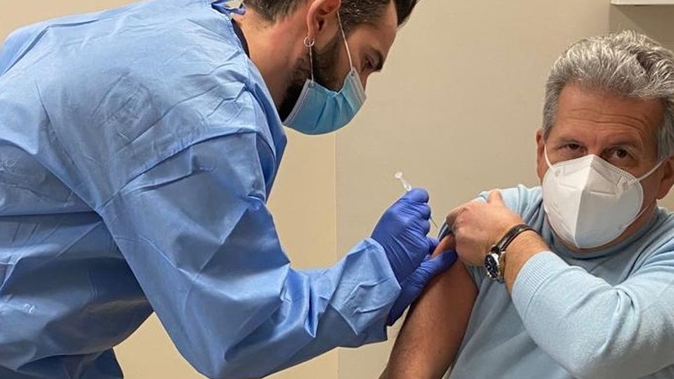 Vaccino al presidente dei medici «Tutti i sanitari si proteggano» Vaccino al presidente dei medici «Tutti i sanitari si proteggano»