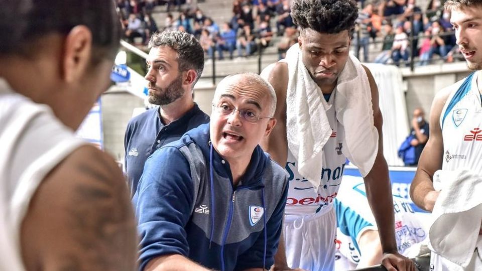 Cantù e l’imperativo di Sodini «Vincere per noi e per i tifosi» Cantù e l’imperativo di Sodini «Vincere per noi e per i tifosi»