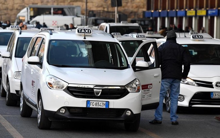 Trasporti: nuove regole, solo due passeggeri a bordo di taxi e Ncc