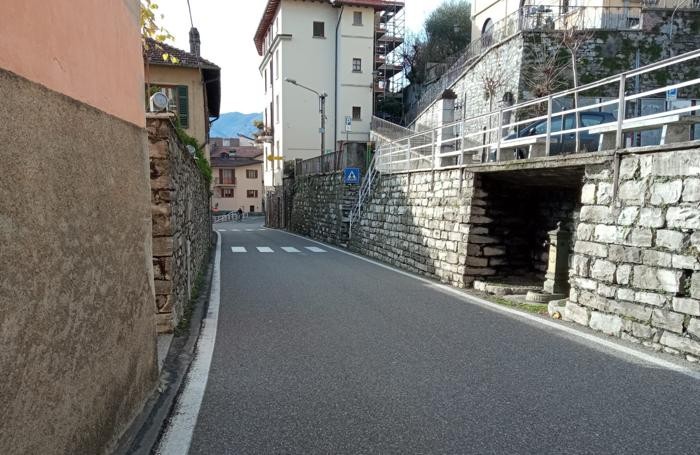 SALA COMACINA - Ecco i primi effetti della statale Regina chiusa l traffico. Deserta la strettoia in centro paese