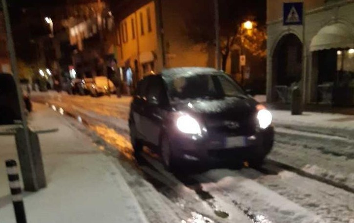 Lampi e tuoni, grandine mista a neve Tutto l’Olgiatese è imbiancato Guarda il video