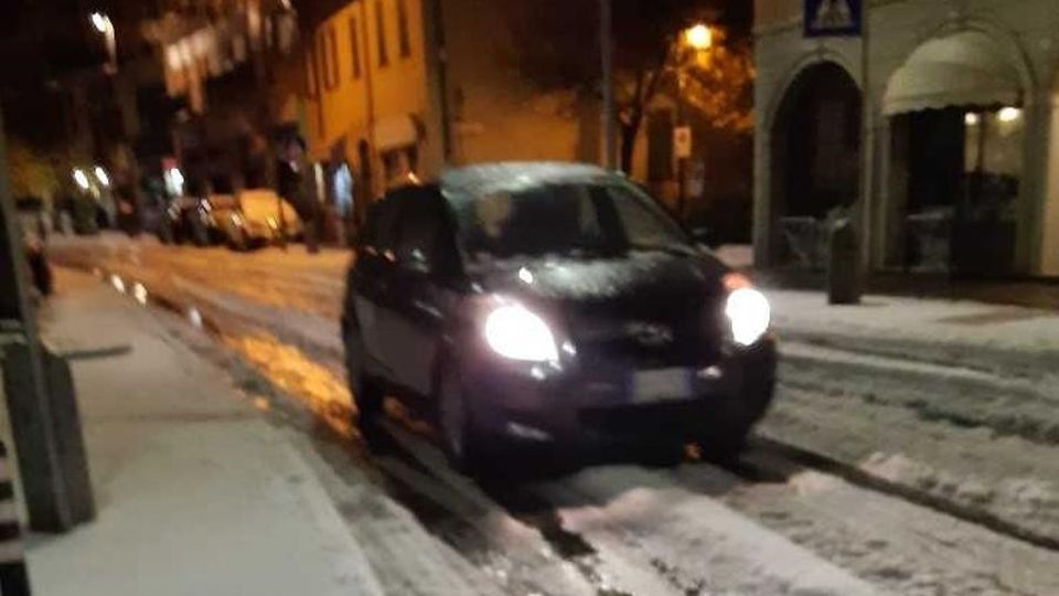 Lampi e tuoni, grandine mista a neve Tutto l’Olgiatese è imbiancato Guarda il video Lampi e tuoni, grandine mista a neve Tutto l’Olgiatese è imbiancato Guarda il video