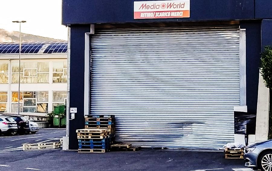 Lipomo, negozio svaligiato con un furgone-ariete
