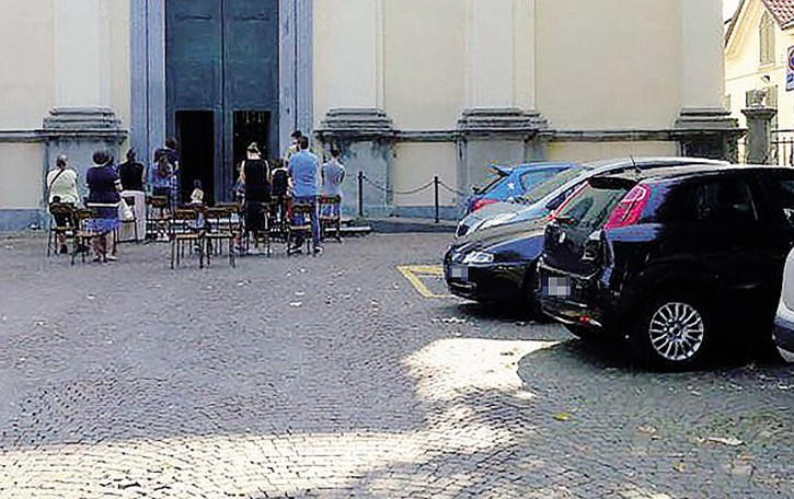Niente più soste davanti alla chiesa “Liberata” la piazza di Arcellasco