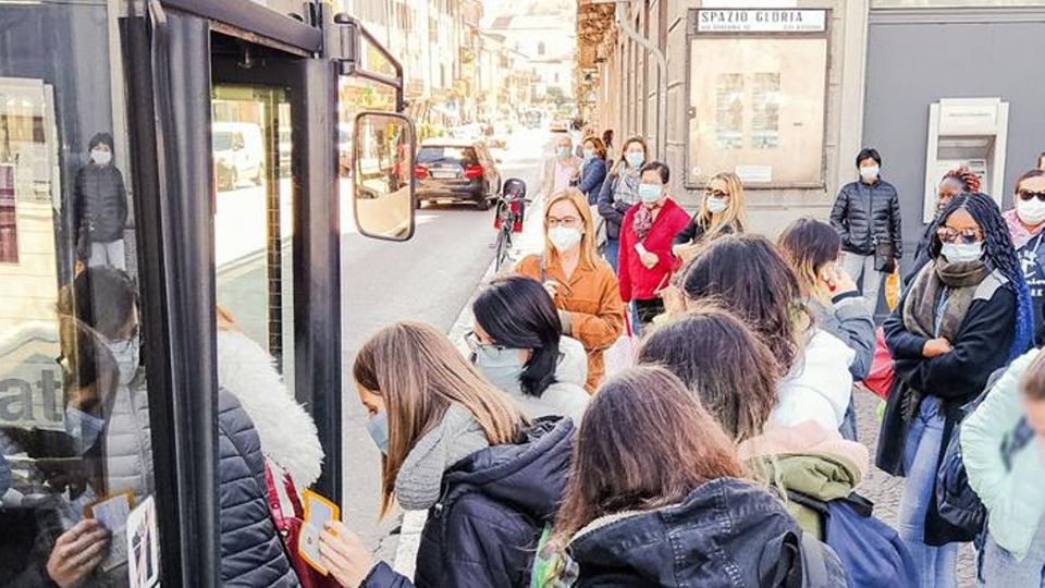 Nuove regole: pass per bus e treni Tamponi a raffica a migliaia di ragazzi Nuove regole: pass per bus e treni Tamponi a raffica a migliaia di ragazzi