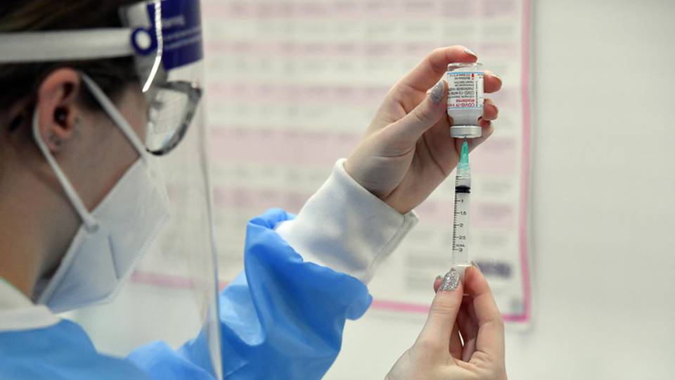 Via libera Ema a terza dose Moderna dai 18 anni Via libera Ema a terza dose Moderna dai 18 anni