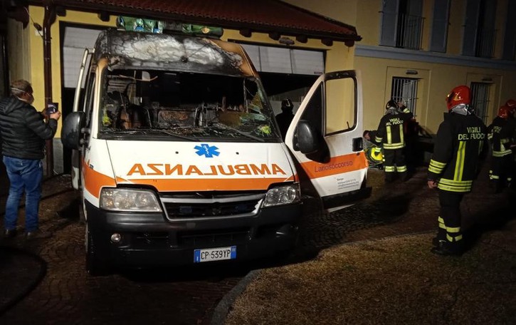 Dongo, ambulanza in fiamme nella sede del Lariosoccorso