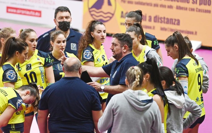 La sosta: tamponi e panettoni Ma Tecnoteam vuole ripartire