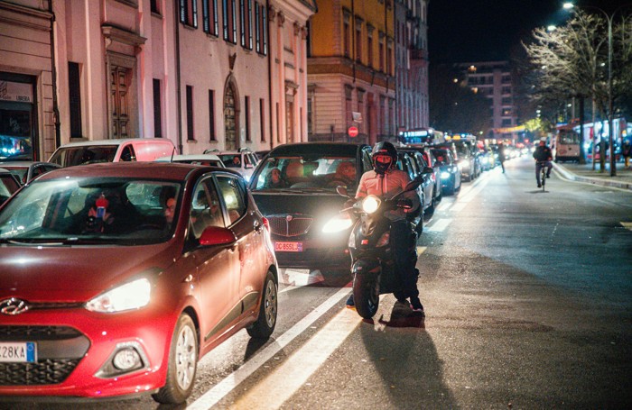 Como passaggio a livello abbattuto a Sant'Orsola, traffico bloccato, la polizia locale fa passare i treni