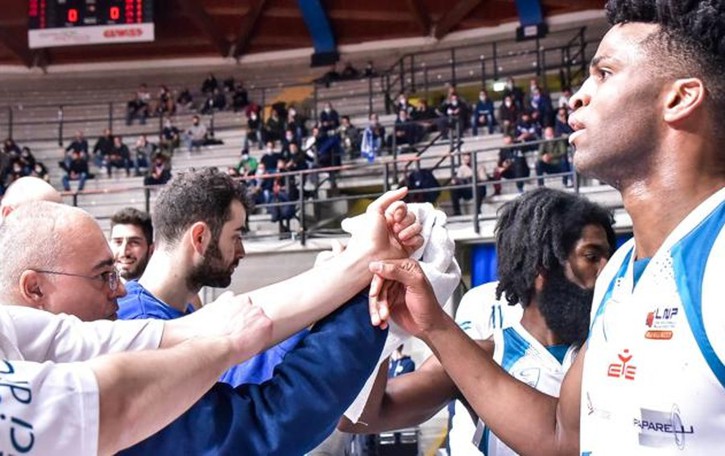 Casi di Covid nel basket Cantù per ora immune