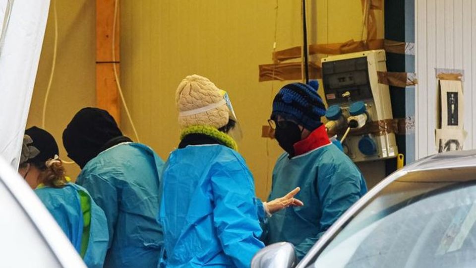 La pandemia corre: altri 1.341 contagi Treni a rischio per le quarantene La pandemia corre: altri 1.341 contagi Treni a rischio per le quarantene