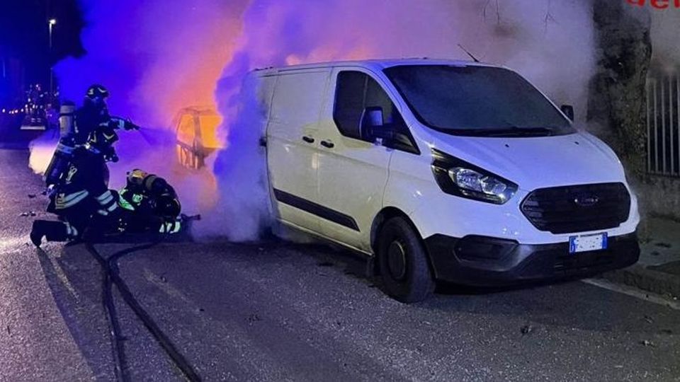 Auto in fiamme nella notte I pompieri a Mariano Auto in fiamme nella notte I pompieri a Mariano