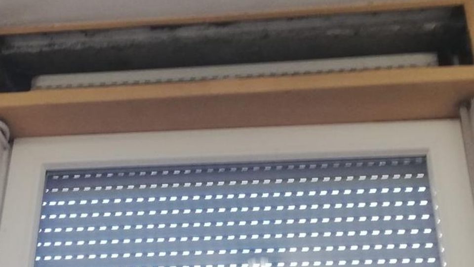 Cade un pannello alla primaria di Fino Bidella colpita alla testa, non è grave Cade un pannello alla primaria di Fino Bidella colpita alla testa, non è grave