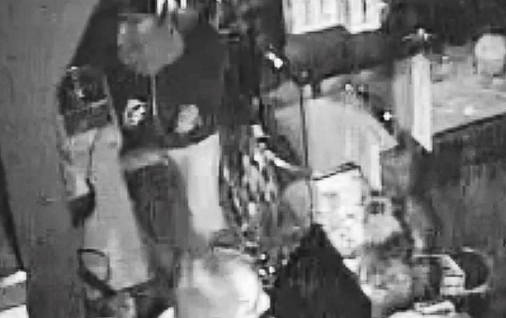 Furti di notte nei negozi del centro Ladri individuati grazie alle telecamere