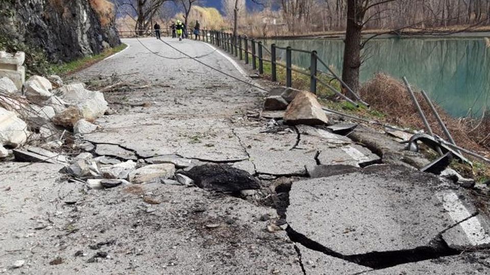 Sorico, cade macigno di 500 quintali Lo scuolabus era appena passato Sorico, cade macigno di 500 quintali Lo scuolabus era appena passato