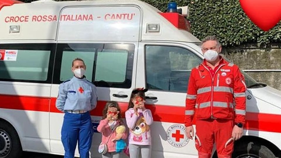 Il grande cuore di Giulia e Vittoria Vendono i giochi per aiutare i poveri Il grande cuore di Giulia e Vittoria Vendono i giochi per aiutare i poveri