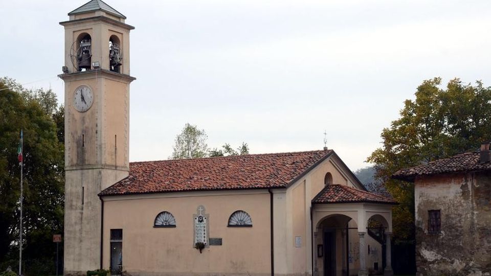 Vandali a Consonno in chiesa e cimitero Vandali a Consonno in chiesa e cimitero