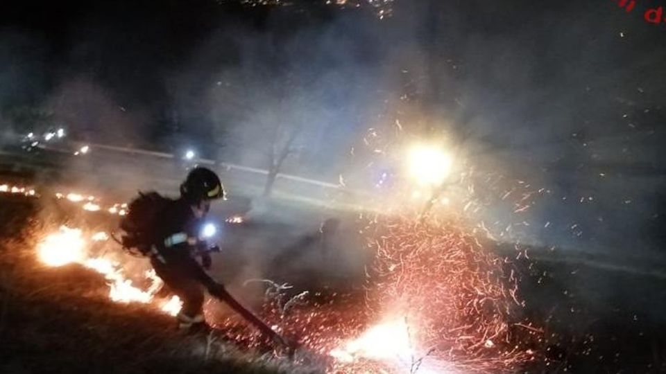 Bosco in fiamme nella notte I pompieri sul Cornizzolo Bosco in fiamme nella notte I pompieri sul Cornizzolo